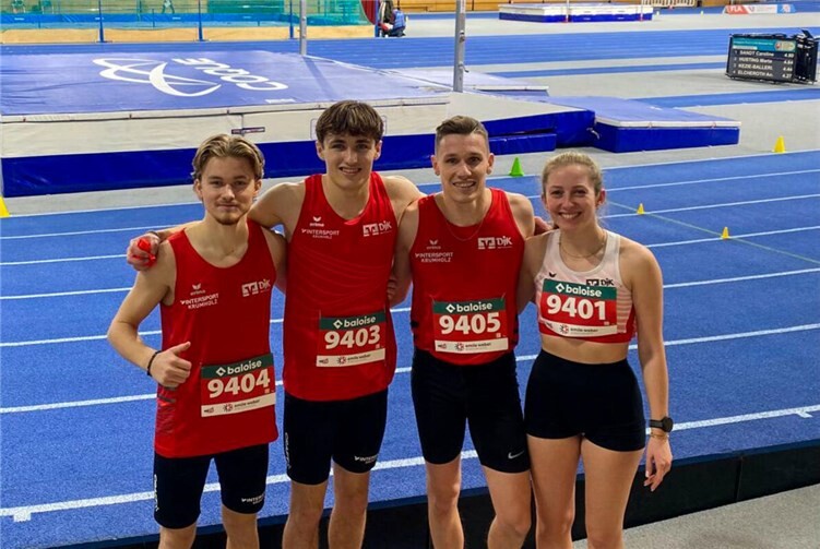 Das Team der DJK Ochtendung im Coque Centre National Sportif et Culturel in Luxemburg: Die Athleten Julian Lange, Philipp Veit, Jannik und Verena van Beek (v.l.n.r.) vor der beeindruckenden Hallenbahn beim internationalen Hallenmeeting.Foto: Natalie Lange