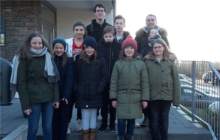 Das Team der DLRG-Ortsgruppe Remagen in Emmelshausen: Flora Kürsten, Frederike Haake, Sarah Muth, Nina Hirsch, Jule Fieseler (unten, v. l.),: Janine Rein, Jonathan Ertl, Benedict Klein (Mitte, v. l.) sowie Kampfrichter Timo Wassong, Simon Ertl und Kampfrichter Wolfgang Wind (oben, v. l.).  privat