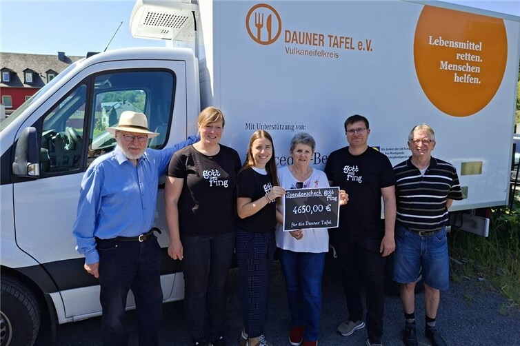 Das Team der Dauner Tafel nimmt die Spende in Empfang