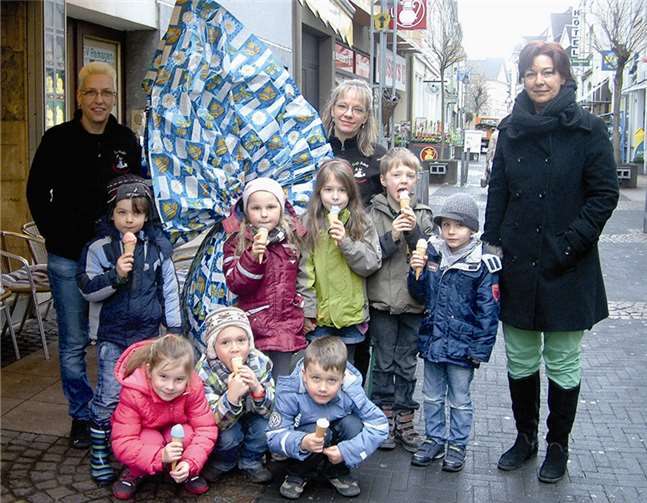 Das Team der Eisdiele konnte sich bei der Übergabe der Osterüberraschung aus Italien über strahlende Kinderaugen freuen. AB