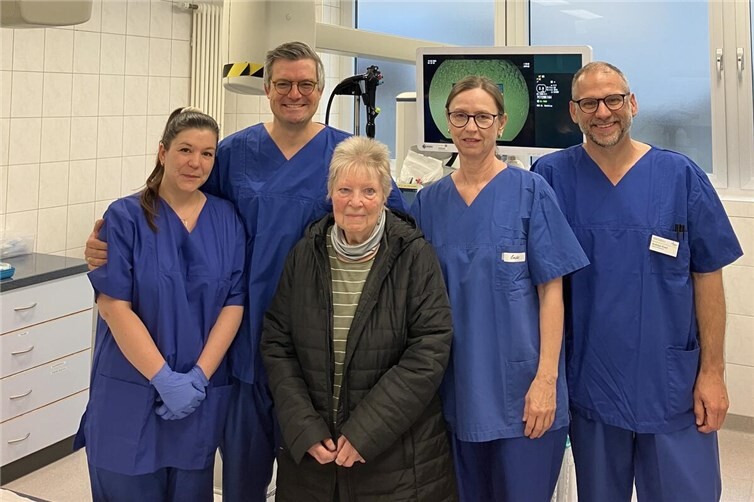 Das Team der Endoskopie gemeinsam mit der ersten Patientin seit Wiedereröffnung.