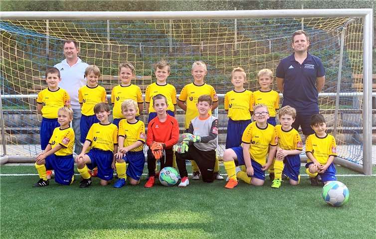 Das Team der F-Jugend für die Saison 2019/2020 mit ihren beiden Trainern.Foto: privat