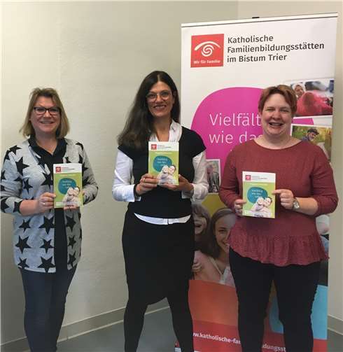 Das Team der FBS Andernach stellt das neue Programmheft vor. Foto: FBS