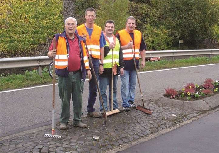 Das Team der FWG, das sich um die Verschönerung des Ortseingangs kümmerte.privat