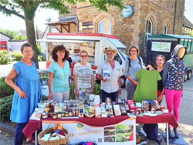 Das Team der Fairtrade-Gruppe Sinzig ist mit ihrem Stand auf den Weihnachtsmärkten vertreten.  Foto: privat