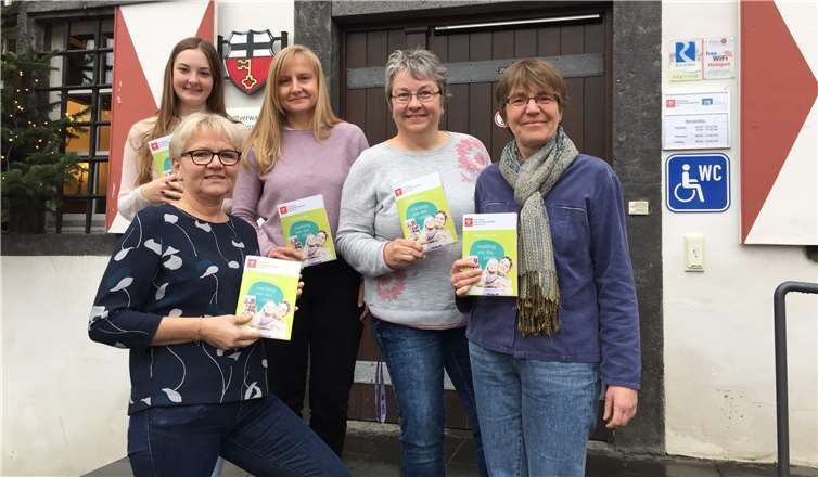 Das Team der Familienbildungsstätte Linz präsentiert das neue Programmheft 2020. Im Bild (v. l.): Sarah Conée, Leni Hahn, Sabine Sartor, Christiane Guth und im Vordergrund Ute Gilles-Adenauer (Pädagogische Leitung der FBS Linz).Foto: Familienbildungsstätte Linz