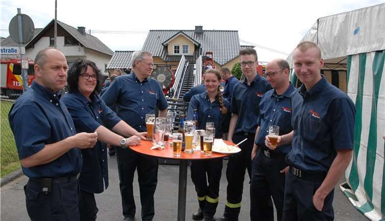 Das Team der Feuerwehr Rengsdorf stellte die nagelneue Drehleiter vor. Bisher war sie noch nicht im Einsatz.