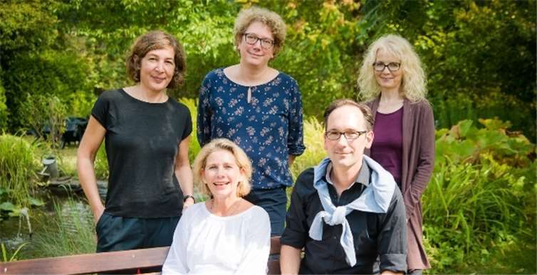 Das Team der Forschergruppe TONGUE (hinten von links): Dr. Sabine Könninger (wissenschaftliche Mitarbeiterin), Daniela Kiefer-Fischer (studentische Mitarbeiterin) und JProf. Dr. Sabine Nover (Lehrstuhl Methodologie) sowie (vorn von links) Prof. Dr. Helen Kohlen (Lehrstuhl Care Policy und Ethik in der Pflege), Nils Fischer (wissenschaftlicher Mitarbeiter).Timo Kessler