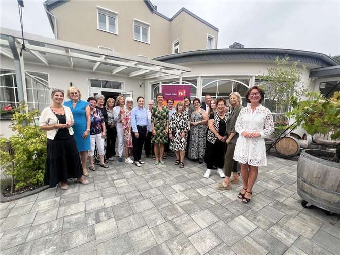 Das Team der Frauenunion mit vielen Gästen und Besuchern zum 60-jährigen Jubiläum.  Foto: Petra Schneider