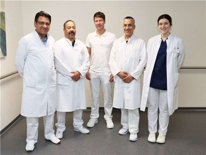 Das Team der Gefäßchirurgie am Krankenhaus Maria Hilf (v.l.): Leitender Oberarzt Nasir Ahmad Sayed, Oberarzt Abdulbaset Alared, Gefäßassistent Markus Schmitz, Chefarzt Kambiz Fadaei und Assistenzärztin Ceren Akinci.  Foto: Andrea Schulze