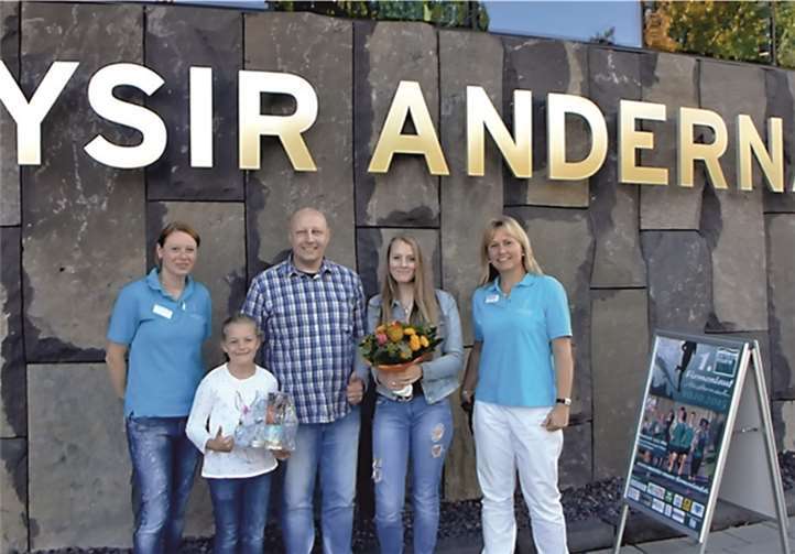 Das Team der Geysir.info ehrt den 100.000sten Besucher der Saison 2015.Geysir.info gGmbH