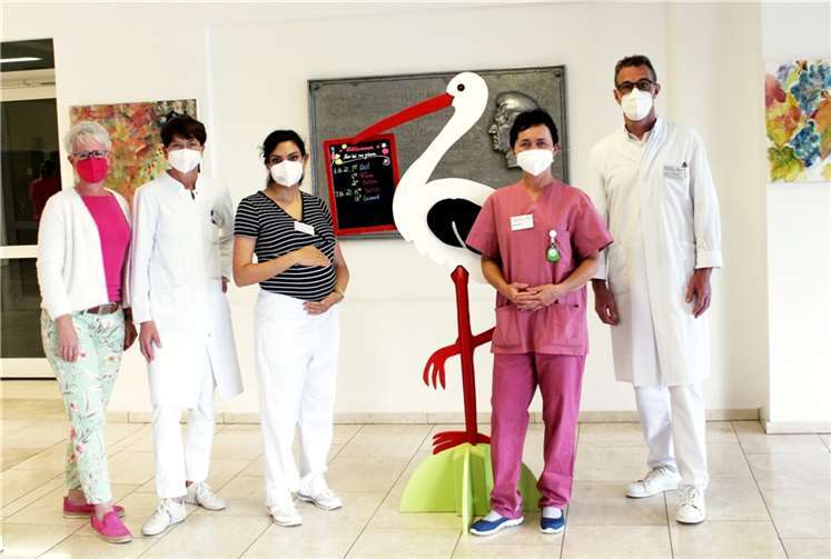 Das Team der Gynäkologie und Geburtshilfe am Marienhaus Klinikum im Kreis Ahrweiler freut sich, dass die Abteilung dank einer erfolgreichen Neubesetzung der Chefarzt- und Oberarzt-Position fortbestehen wird. Von links: Leitende Hebamme Anja Huser, Leitende Oberärztin Dr. Barbara Schlesinger, Assistenzärztin Zalfa Al-Musawi, Hebamme Maria Olewicz und Chefarzt Dr. Josef Spanier, der sich nach erfolgreicher Einarbeitung seines Nachfolgers in den Ruhestand verabschieden wird. Allerdings bleibt der Kreissaal aufgrund mehrerer Schwangerschaften im Team und damit verbundener personeller Engpässe bis zum 24.07.2022 geschlossen. Foto: Marienhaus Klinikum im Kreis Ahrweiler.  Foto: Marienhaus Klinikum im Kreis Ahrweiler