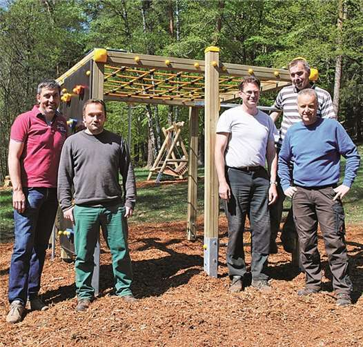 Das Team der Holzwerkstatt der Komm-Aktiv: Geschäftsführer Werner Schneider, Auszubildender Rilind Krasniqi, Mitarbeiter Holzwerkstatt Thomas Satzke, Schreiner Günther Lipina und Leiter Holzwerkstatt Bernd Schmitt. privat