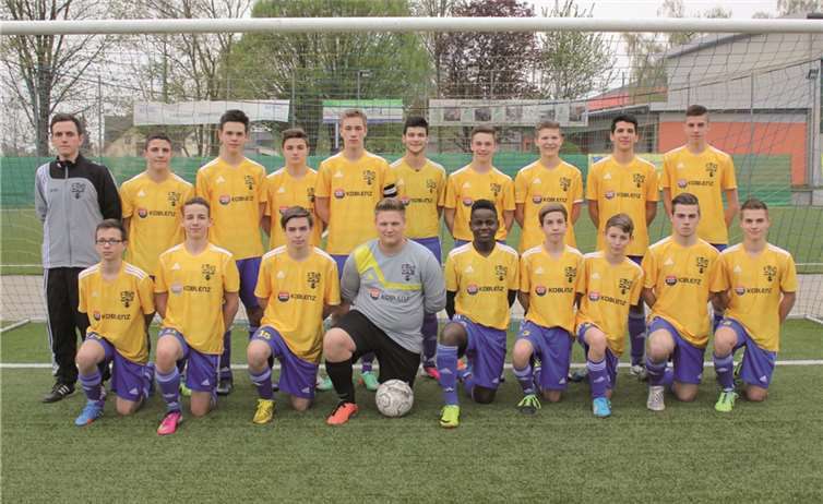 Das Team der JSG Weitersburg. Hintere Reihe v.l.n.r.: Trainer Philip Müller, Felix Klein, Colin Püschel, Len Schel, Jonas Hof, Mohammed Ibrahim, Axel Burg, Tim Felber, Christian Uhl, Björn Debrich. Vordere Reihe v.l.n.r.: Leon Beraz, Philipp Ley, Lorenz Dobkowitz, Oliver Schneider, Arthur Woydjeu, Niklas Jösch, Theo Damm, Janik Bernardi, Maximilian Zahn. privat