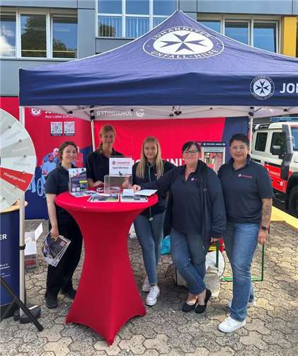 Johanniter besuchen Ausbildungsmesse in Höhr-Grenzhausen Das Team der Johanniter Mittelrhein am Stand auf der Ausbildungsmesse in Höhr-Grenzhausen. Foto: Johanniter-Unfall-Hilfe / Tobias Zimmermann