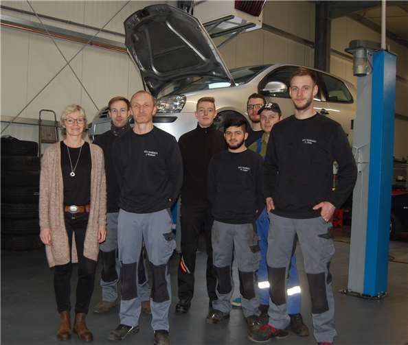 Das Team der KFZ-Reparaturwerkstatt Joachim Rasbach in Mayen. -SK-