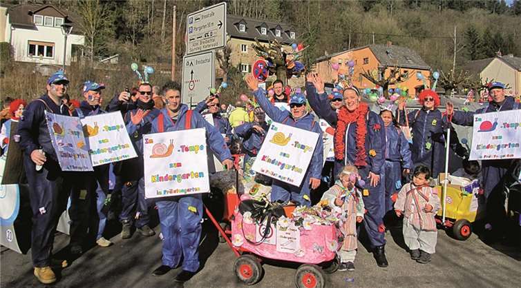 Das Team der KiTa im Prälatengarten stellte eine bunte Fußgruppe im Karnevalsumzug.-PS-