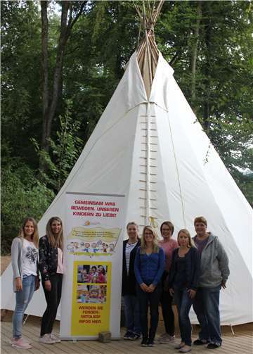 Das Team der Kindertagesstätte freute sich über das neue Tipi, dass dank Unterstützung von Förderverein und Eltern angeschafft werden konnte. privat