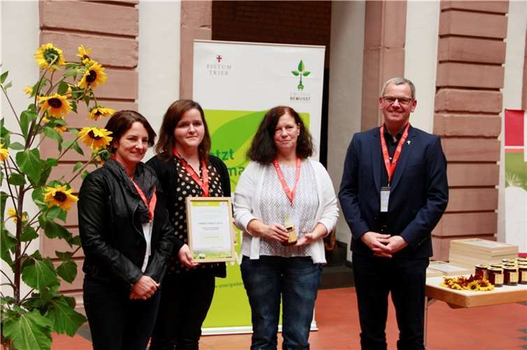 Das Team der  Kindertagesstätten St. Klaus von der Flüe Cochem-Brauheck bei der Preisübergabe.