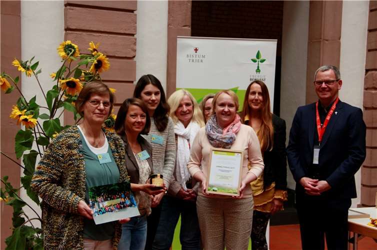 Das Team der  Kindertagesstätten St. Medard Bendorf bei der Preisübergabe.