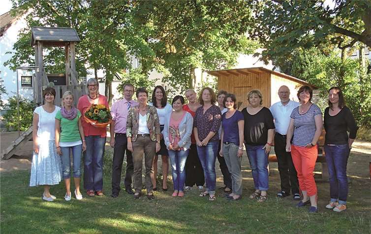 Das Team der Kita Niederzissen mit Georg Binninger (Bistum Trier, 4. v.l.) und Angela Thelen (5.v.l., Caritas). privat