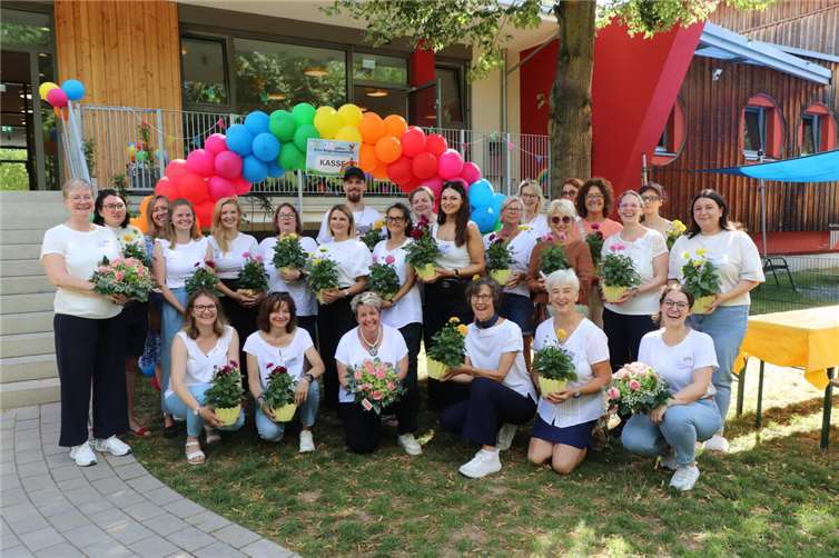 Ein bunter Rückblick und fröhlicher Ausblick zum 30+1-jährigen Jubiläum Das Team der Kita Regenbogenland Erpel.Foto: Daniela Simon