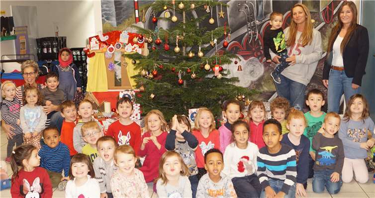 Das Team der Kita St. Veit mit den Kindern bei der Übergabe der Geschenke zusammen mit der Marktleiterin des Mayener Kauflands Kathrin Seibert und Lebenshilfe Bereichsleiterin Natascha Lentes. Fotos: privat