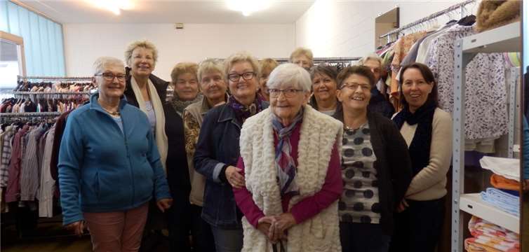 Das Team der Kleiderstube sortiert die gespendeten Waren und bietet sie für einen kleinen Obolus an.privat