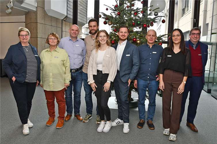 Das Team der Koordinierungsstelle Digitalisierung gemeinsam mit Büroleiterin Petra Kretzschmann (von links) und der Personalratsvorsitzenden Heike Breitbach sowie weitere Kollegen aus dem Referat Organisation.  Foto: Kreisverwaltung MYK/Damian Morcinek