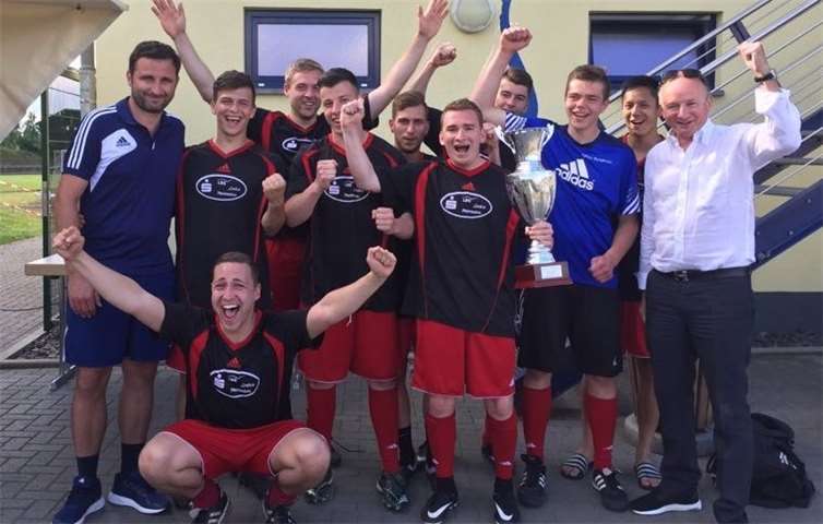 Das Team der Kreissparkasse siegte nach 2016 zum zweiten Mal bei der Andernacher Fußball-Betriebsmeisterschaft und feierte gemeinsam mit FC Vorstand Leo Bicvic und Schirmherr Achim Hütten. Privat