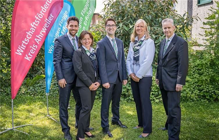 Das Team der Kreiswirtschaftsförderung berät die heimischen Unternehmen bei allen Fragen zu Förderprogrammen und Unterstützungsmöglichkeiten (v.l.): Denis Radermacher, Rita Klaes, Tino Hackenbruch (Leiter Wirtschaftsförderung), Angelika Stockhaus und Wolfgang Kiel. Foto: Kreisverwaltung / Risse