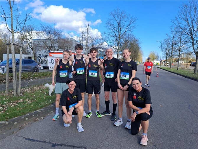 Das Team der LG Kreis Ahrweiler gewinnt 3 x Gold bei den Rheinland-Pfalz-Meisterschaften (Jona Löcher, Michaela Jüris, Lorenz Jüris, Jona Beckmann, Hans Meyer, Helene Leimkühler, Anja Zinn (v.l.)).  Foto: Carsten Löcher