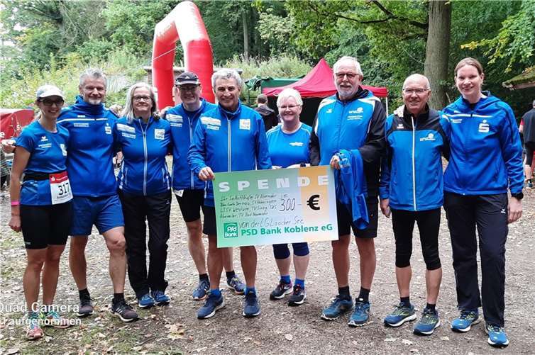 Das Team der LG Laacher See bei der Spendenübergabe an LT SV Westum.Foto: privat