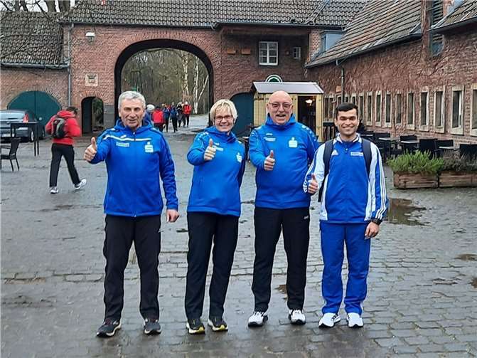 Das Team der LG Laacher See vor dem Start bei der Winterserie in Köln-Porz (v.li. Klaus Jahnz, Petra und Udo Schulz, Raheb Rahimi). 