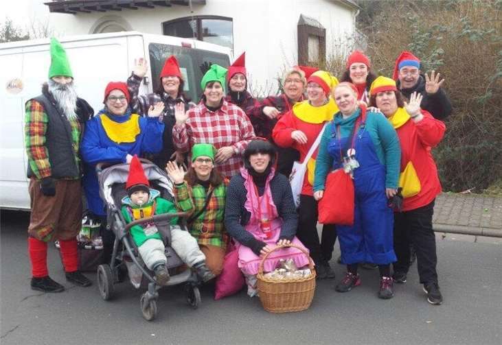 Das Team der Landhauskonditorei Ulrike Schmitz beim Sinziger Veilchendienstagszug. Foto: privat