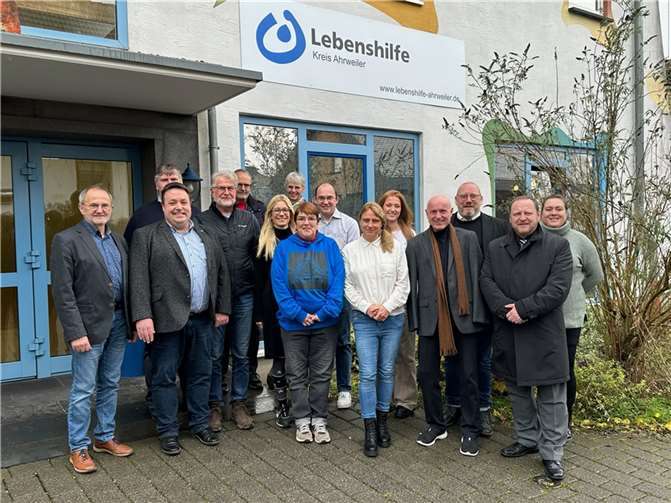 Das Team der Lebenshilfe freut sich zusammen mit dem Ortsbürgermeister von Hohenleimbach über die neu eingerichtete Wohneinrichtung und die gemeinsame Gestaltung Integration des Hauses in den Ort.  Foto: Hans-Christian Seifert