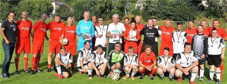 Das Team der Lotto-Elf kickt am 4. September in Mülheim. Im Bild die Elf von Hans-Peter Briegel kürzlich beim Spiel in Gondenbrett.  SO-RLP
