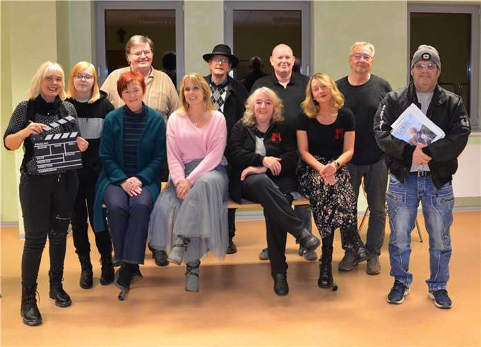 Das Team der Mayenspieler 2023: (v. l.): Marion Mertz, Antonia Mertz, Kari Franke-Stumm, Julius Schweisthal, Melanie Surdyk, Ewald Franz, Karin Brandt-Müller, Michael Hundeborn, Lyette Saint Goulains, Johannes Knussmann und Alfred Rapp.  Foto: privat