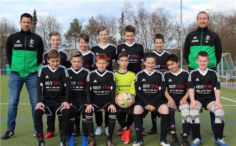 Das Team der Mendiger D2: Roland Hanke, Jens Lempertz, Felix Heuft, Mika Wissen, Luca Schlich, Luis Jagnow, Frank Klöppel (stehend von links), Ben Schreuders, Ben Wingender, Magnus Hanke, Jannik Fritzen, Luca Schneiß, Imad Acar und Louis Abel (sitzend von links). Foto: privat