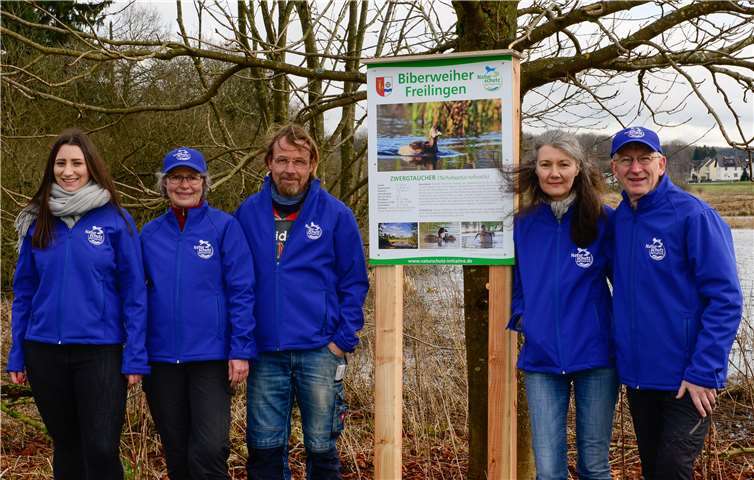 Das Team der Naturschutzinitiative e.V. (NI) nach dem Aufstellen der Infotafeln zum Biber und seinem Biotop.
