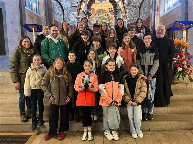 Das Team der „Pellenz Musical School“ beim Besuch in Maria Laach. Foto: privat