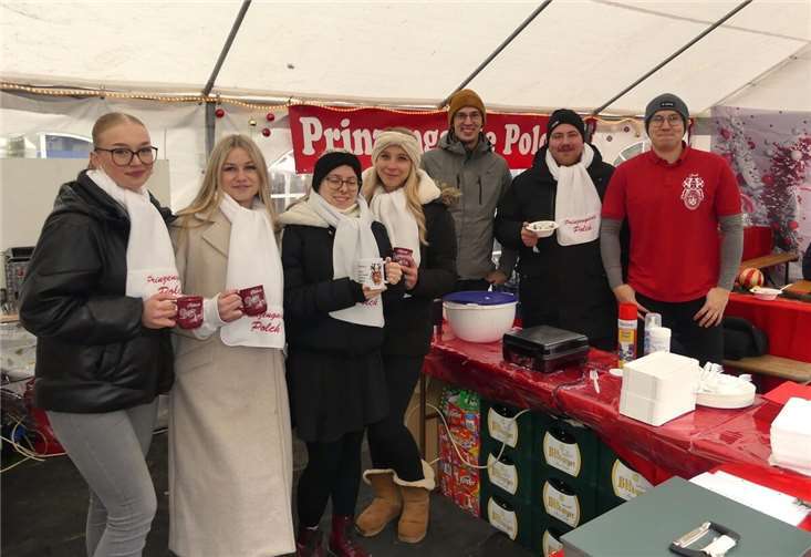 Das Team der Polcher Prinzengarde bot ebenso wie die närrischen Stadtsoldaten eine schöne Auswahl an beliebten Leckereien. Fotos: TE