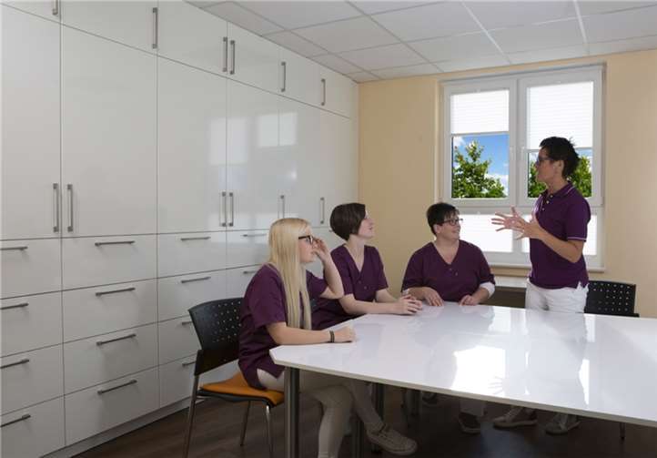 Das Team der Praxis Dr. med. Landers sorgt für einen reibungslosen Praxisalltag, in dem sich auch die Patienten wohlfühlen.