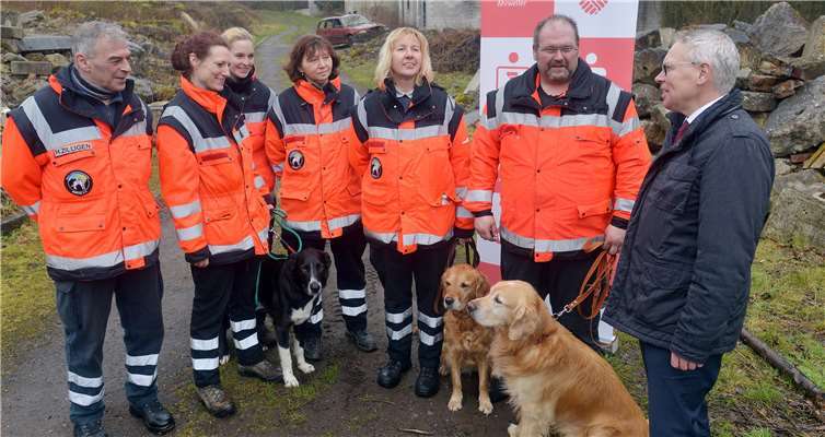 Das Team der Retttungshundestaffel Ahrtal e.V. freut sich über den Besuch von Achim Gemein, Vertreter der Kreissparkasse Ahrweiler. KSK