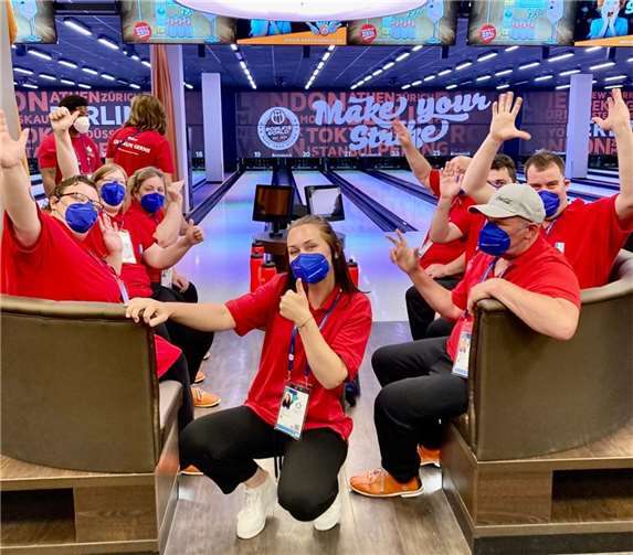 Das Team der Rhein-Mosel-Fachklinik nahm im Rahmen der nationalen Special Olympics am Bowling-Wettbewerb teil.  Foto: Landeskrankenhaus