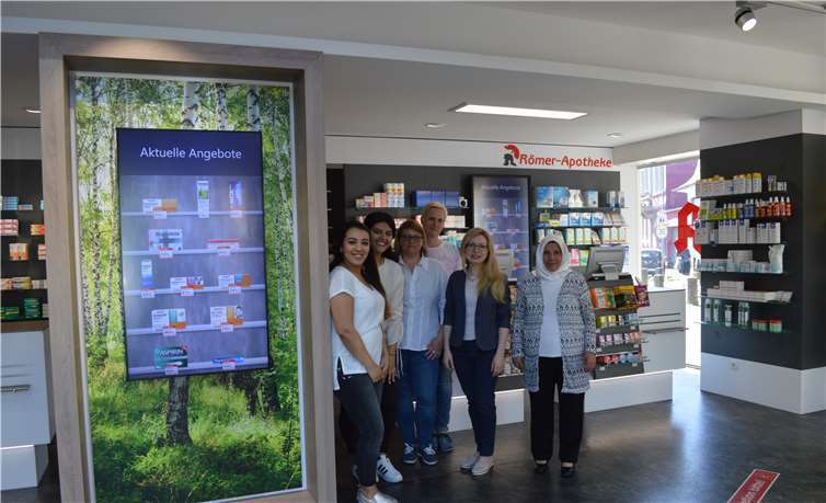 Das Team der Römer-Apotheke freut sich, die Kunden in den modernisierten Räumlichkeiten begrüßen zu können.AB