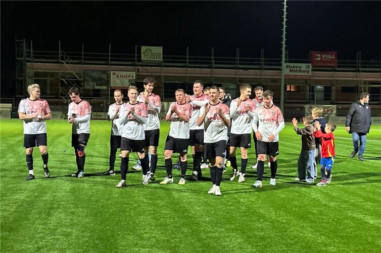 Das Team der SG Ahrtal bedankte sich nach dem Spiel bei den zahlreichen Zuschauern für die Unterdtützing