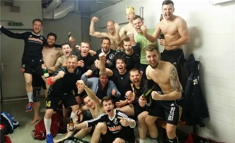 Das Team der SG Ollheim-Straßfeld feierte ausgelassen den Aufstieg.privat