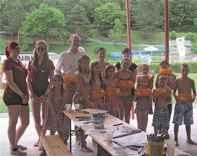 Das Team der Schlags-Apotheke wünschte viel Spaß im Nettebad.  Stadtwerke Mayen GmbH