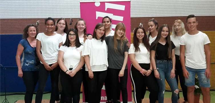 Das Team der Schülermanager mit Lehrerin Susanne Kunoth und Junggeigerin Lara Boschkor. Susanne Kunoth, Karin Roth